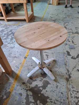 Ein runder Tisch wie im Kaffeehaus. Die Tischplatte ist noch unbehandeltes Holz.