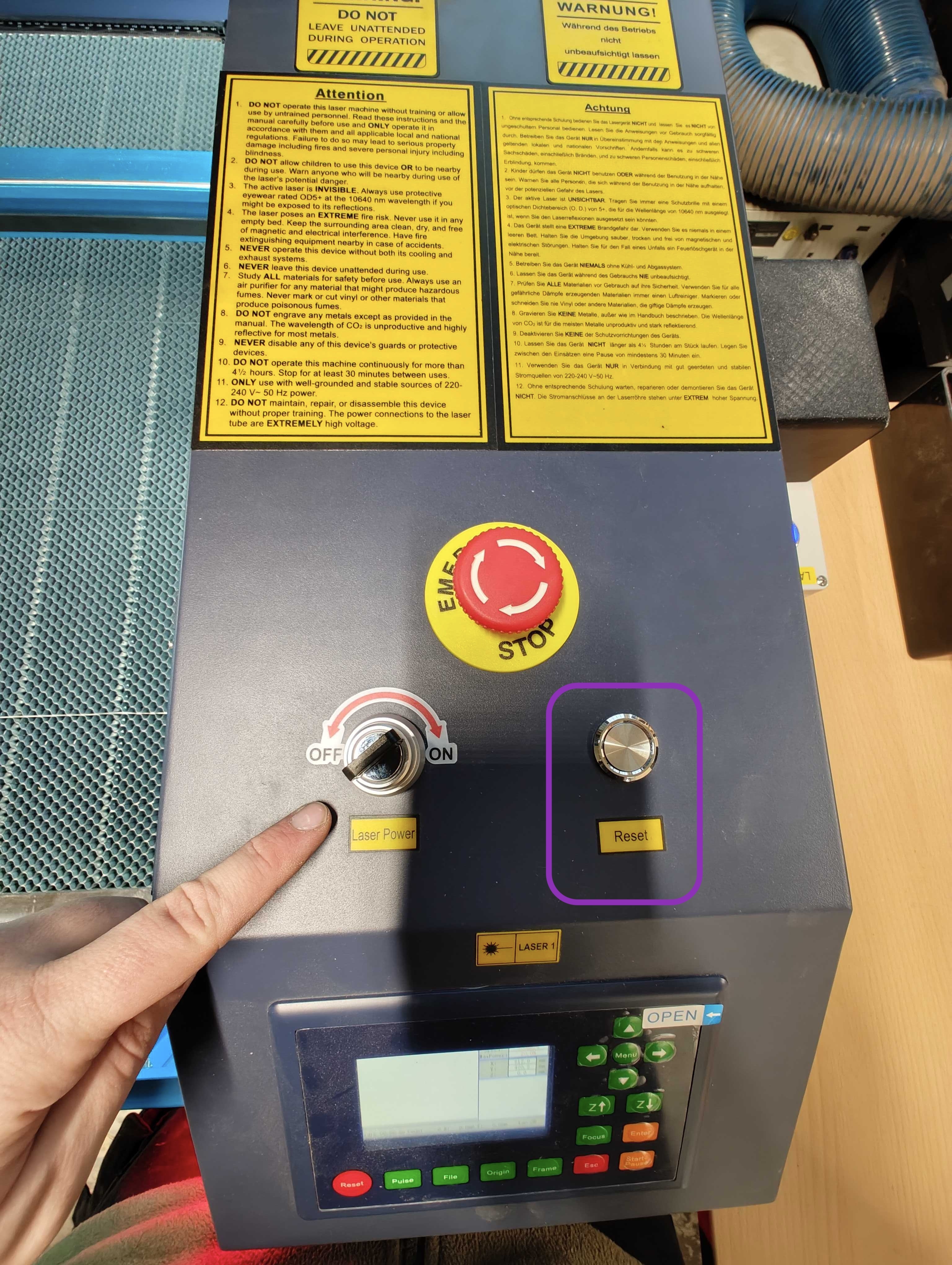 Bild 5 - Reset-Knopf am Laser nach Fehlern