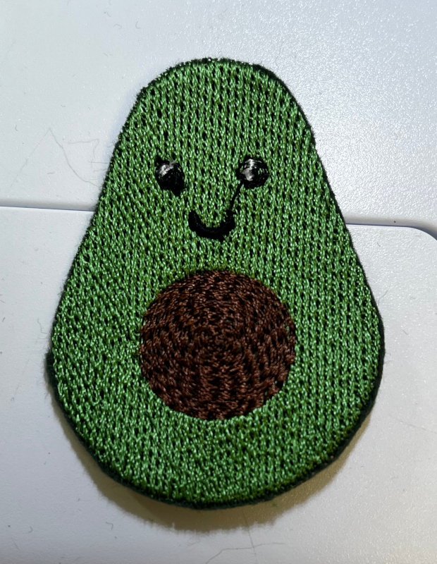 Avocado auf Filz gestickt und entlang der Kontur ausgeschnitten