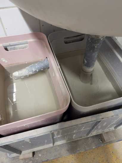 Sehr sehr voller Tonasbscheider. Das klare Wasser muss abgesaugt werden. 20241223_142748.jpg