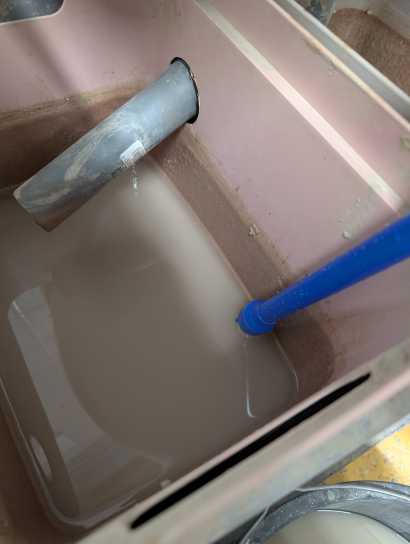 Absaugung des überstehenden Wassers mit der Pumpe. Die Lanze darf nur bis zur trüben Schicht gehalten werden. PXL_20250528_131021432.jpg